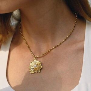 Gold Floral Pendant Necklace Q610